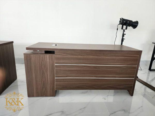 z5884839175232_45bc7cbe3948b8a3b444396163c5284a Bàn trưởng phòng có hộc kéo