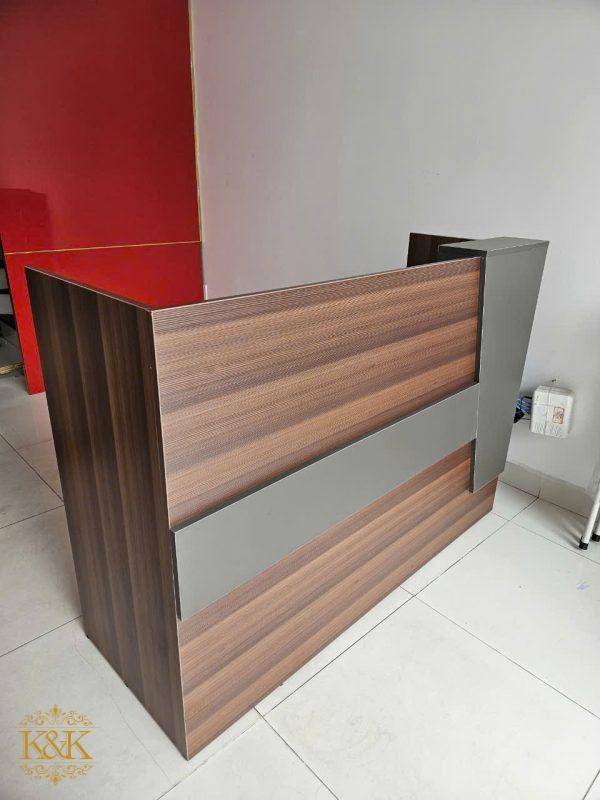 z5884844544675_8b2b0e8c15f53f68f803b33ec9a613ff Quầy lễ tân, quầy tiếp khách, quầy tính tiền