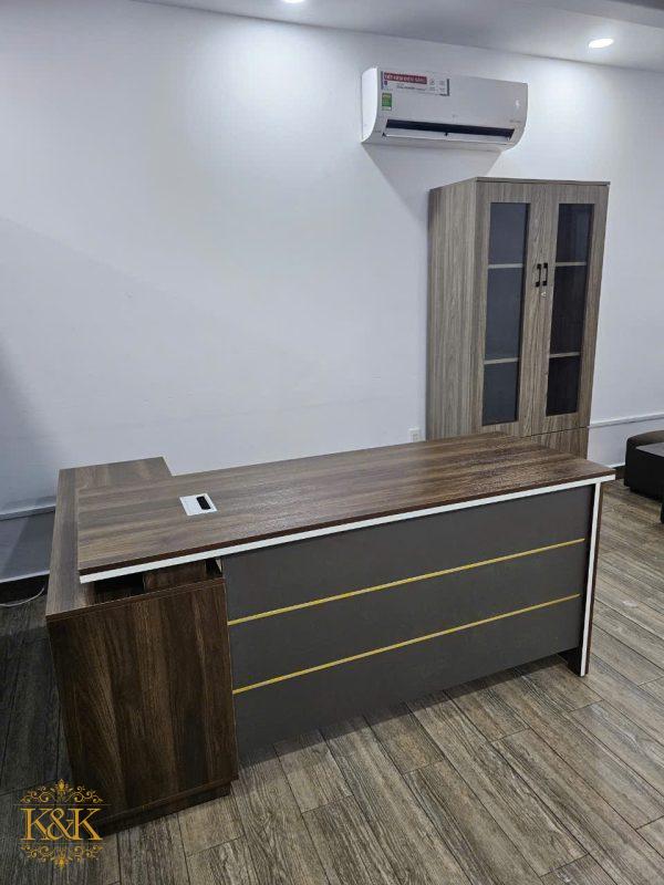 z5884865702333_8d7c018f0168aa5fe9c339165909c956 Bàn giám đốc